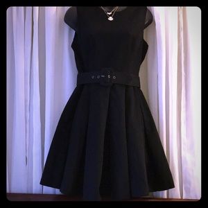 Worn once to a wedding- adorable dress